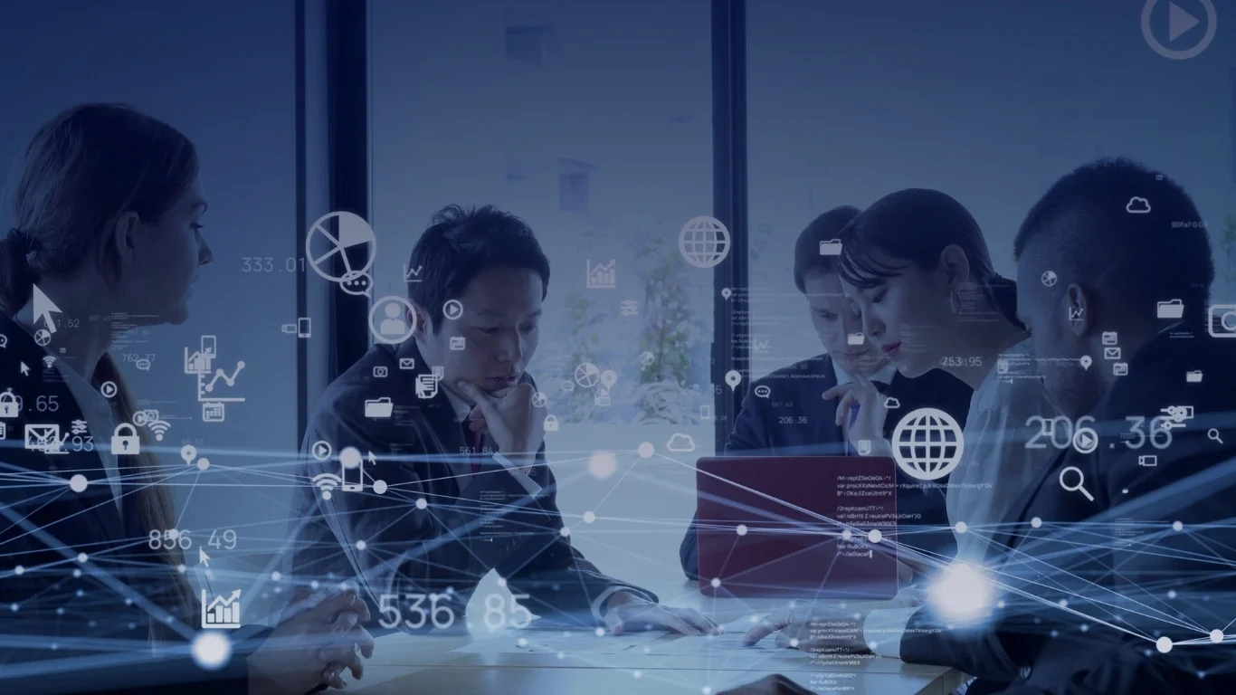 Equipo trabajando con CRM